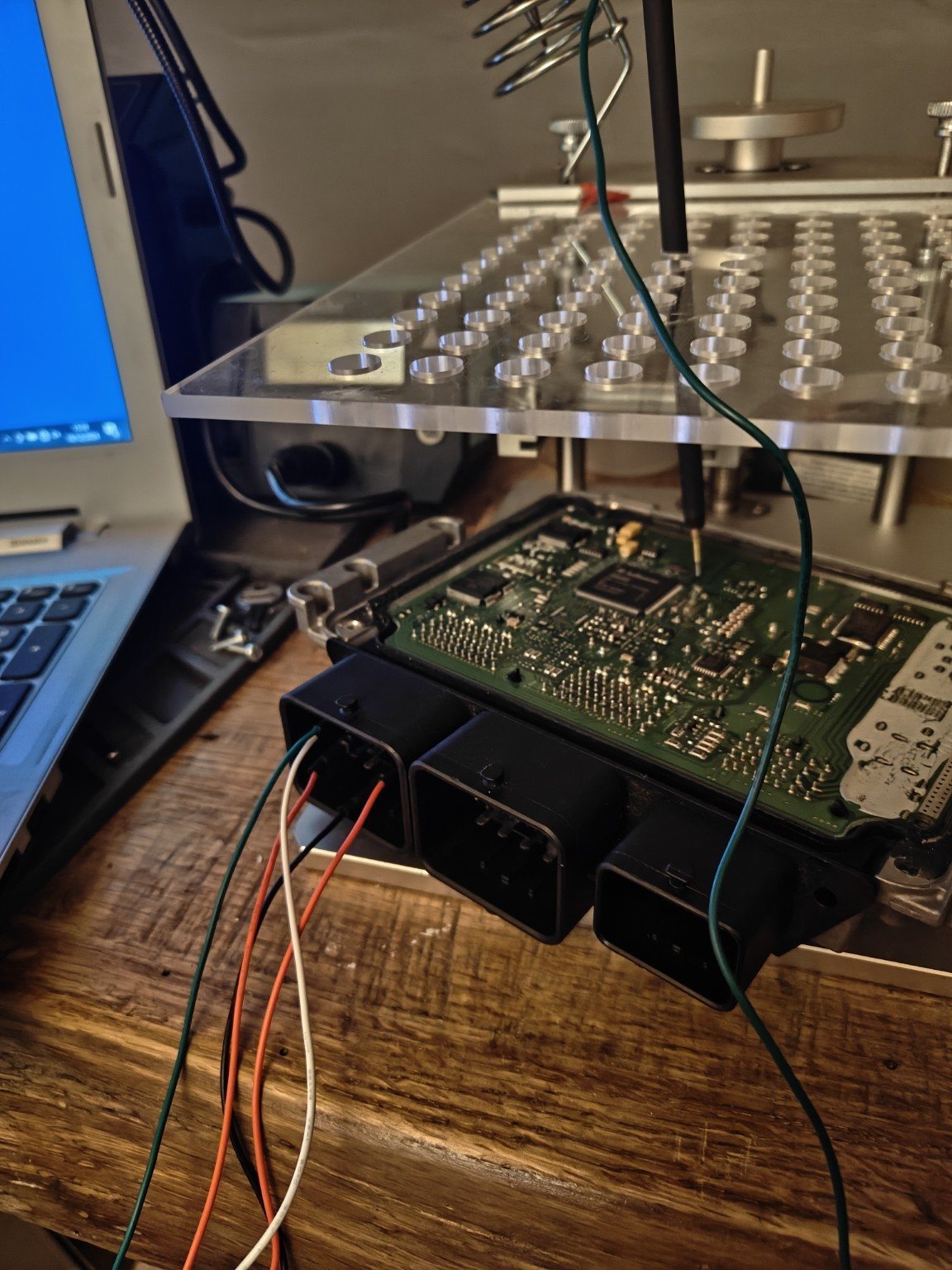 Calculateur automobile en cours de programmation sur banc